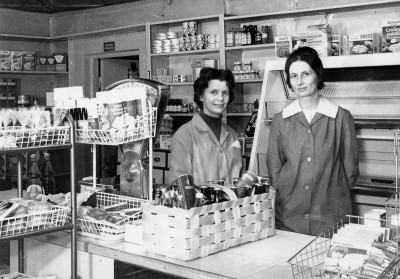 Bälterska affären Storgatan  J B Ohlsson =Johan Bälter Ohlsson 1933 började Nils Stenberg här som springpojke i 7 år.  Kom sedan till Ernst Gustafsson i 18 år. Startade firma Stenberg o Johansson på Bondebygatan 1955-1966.
Fr.v 1. Lempi Bälter 2. Sonja Bälter    