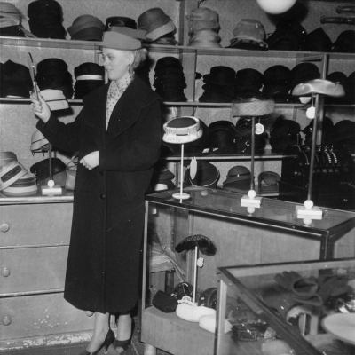 Kvinna som provar hattar hos modisten

Dok.100601/KG