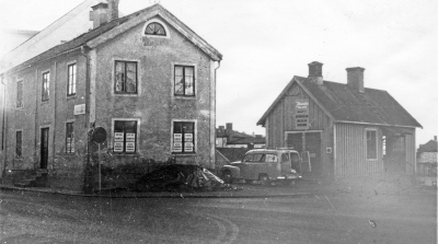 Drottninggatan. Rosins hus med uthus (1969). Olof Karevik drev glasmästeri i huset. I det lilla huset bodde Emy Ek, för länge sedan. Hon kokade karameller och sålde på torget.