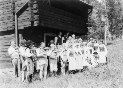 Britt Lagerström Storebro,  Midsommarafton. Från vänster  1. Thorvald Eriksson Vimmerby,  2. Urban Gunnarts Lönneberga, 3. Rolf Eriksson Vimmerby,  4. Sture Nyman Blackstad,  5. Ernst Bruce Vimmerby,  6. Roland Fransén Vimmerby,  7. Christer Henriksson Brantestad,  Sivert Lagerström Storebro,  9. Ingvar Nilsson "Emil" Lönneberga,   10. Sven - Olof Andersson Storebro,  11. Eva Johansson Vimmerby,   12. Tycko Karlsson Södra Vi,    13. Ylva Karlsson Södra Vi,  14. Margit Larsson Mariannelund,  15. Stina Andersson Storebro,  16. Ann- britt Henningsson, Figeholm,  17. Gun-Britt Lagerström Storebro,  18. Verita Eriksson Vimmerby,  19. Lars Andersson Vimmerby,  20. Berit Henriksson Brantestad,  21. Per Allan Karlsson Södra Vi,  22. Gun Andersson Vimmerby,  23. Bo Thorsell Lillerum, Tuna.                                      