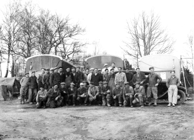 Folkhögskolan i Vimmerby byggdes.Stående från vänster  7. Ståhl, Ählö Södra Vi  8. Henriksson Västervik  9. Tellman, Västervik  10. Harry Säll V.by  14. Lundin, Verkmästare  19. Jepp Johansson  20. Gunnar Karlsson   22. Oskar Samulsson   25. Betram Johansson  26. Fridolf Johansson  33. Georg Gustavsson Vimmerby  34. K.G. Karlsson  35. Sven Krantz Vimmerby  36. Hugo Gustafsson Vimmerby    