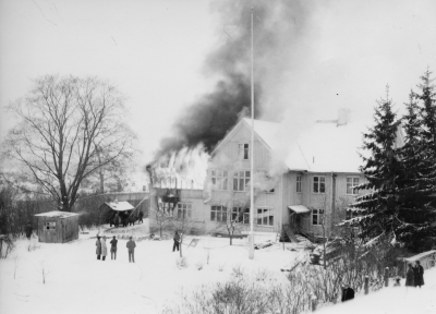 Församlingshemmet Kampen brinner.   