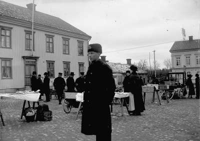 Från vänster, 1 okänd, 2 Axel Johnsson, Trädgårdsmästare Adelö 3 Sven August Pettersson lantbrukare Fågelhem. 4 okänd, 5 okänd, 6 okänd, 7 Gustav Johansson Polis sedan disponent på fanerfabriken. 8 okänd, 9 Erin Svensson "Pandis" eller "Punnis" Vimmerby.
