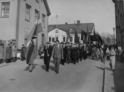 1 maj.  1 Tore LundgrenDrätselkammarens ordf.  2 Gunnar Persson utkörare på centralbryggeriet  3 Anders Blad Folkskollärare, ordf. i Arbetarkommun.  4 Ernst Rundgren före detta. Musikfanjunkare  5 Cederteg. Nr. 6 - 21?     