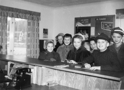 Frödinge hösten- 55 eller våren- 56.  Fr. v.  1. Margareta Karlsson,  2. Lillemor Larsson,  3. Britt-Marie Karlsson,  4. Ann-Brith Nilsson,  5. Ingmar Lindström, 6.  Hans-Olof Karlsson 7. Lars Rudmark.    Nya postkontoret hos Karin Fahlström   Okänd