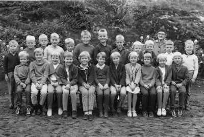 Frödinge skola Lärarinnan Ebba Fröström. Stående fr.v. 1. Bengt Johansson 2. Lennart Johnsson  3. Lars Nilsson, 4. Peter Gunnarsson 5. Janne Johansson 6. Christer Karlsson 7. Mats Rask 8.Anders Johansson 9. Nils-Allan Torstensson, 10. Peder Larsson 11. Jerker Gustavsson 12. Ulf Svensson 
Sittande fr.v.  13. Lars - Agne Karlsson 14. Kerstin Karlsson 15. Elisabeth Johansson 16. Carina Danielsson 17. Lena Engström 18. Gerd Granström 19. Ann-Katrin Lilja 20. Birgitta Pettersson 21. Christina Gustavsson 22. Kicki Henningsson 23. Bo Nilsson.