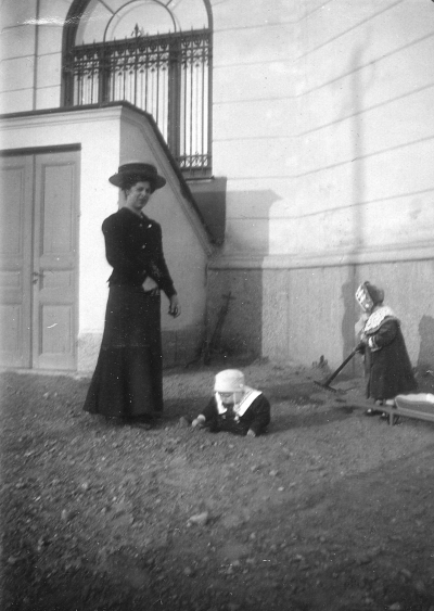 "Maddi o Henrik o barnsköt. Emy på Ö.E.B. Gård"   ( Ö.E.B = ÖSTGÖTA ENSKILDA BANK )     Nordströms 