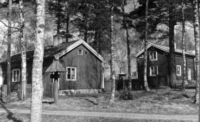 Gästgivarehagen med till vänster Östra Tullstugan, till höger Norra Tullstugan s.k. Melkerssonska gården där Axel Puck Munthe bodde en gång i skolåldern, detta flyttades på 1930-talet till hagen.  