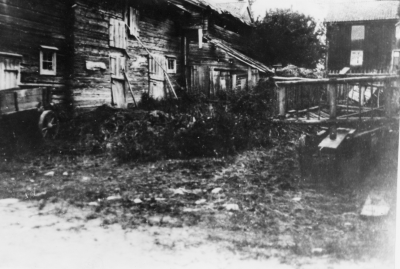 Förra ägaren David Karlsson Hamra nuvarande ägare Sven Olof Karlsson Hamra  Boningshuset revs 1954.     