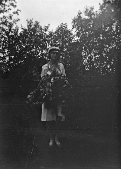 En kvinnlig student. Elsa Blomberg. Realskoleexamen i Vimmerby Samrealskola 1928. Taget på gården Storgatan 5.