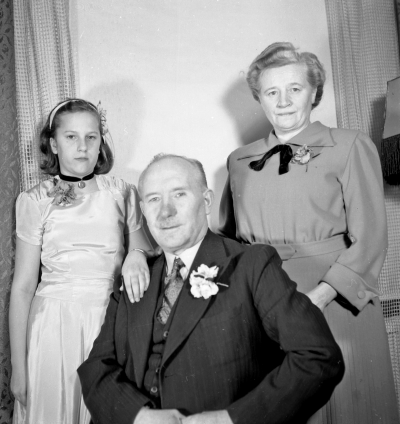 Skogvaktare Gabrielsson med familj
- 65 års dagen -

Gun Gabrielsson - Knutsson

Dok.111028/KG