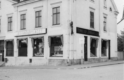 S.k Ählströmska huset  vid torget byggt 1838. 1930-1940. Revs 1956. Sigvard Jonssons affär.  T.E