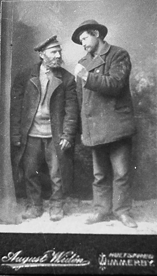 Från vänster, Oscar Vilhelm "Stolpe" Carlsson, född 22/6-1854 död 16/8-1915 och Karl Gustaf "Kak" Lundberg. Kortet taget i samband med en basar, som idrottsföreningen hade på Stadshotellet. Kosten (? ska det stå korten kanske) såldes och inkomsten, gick till idrottsföreningen.