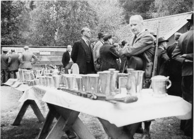 Skogvaktare Edvin Gabrielsson synar priserna 1940-talet. Förbundstävling vid gamla skyttepaviljongen.            