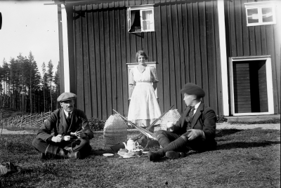 Tre personer, kräftburar o bössor 