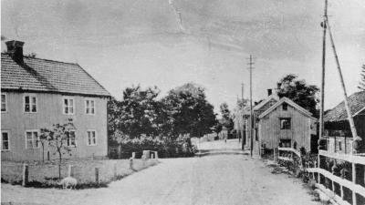 Västra Tullen vid sekelskiftet. Huset till v Garvare Östermans. Till höger "Pottaskestugan" bortom den Fagerholms gård längst bort skymtar Hantverkshuset vid Åbrovägen.   T.E.