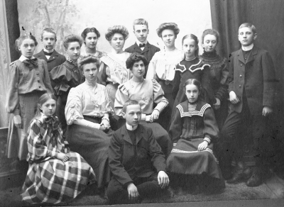 3. Rut Tidman  4. Olga Andersson  5. Edit Lindberg  6. 7. Britta Söderling  8. Ingrid Tidman  9. Britta Vahlberg 10. Alf Svenssén, sjöofficer  11. Sigrid Lindberg  12. Sigrid Enell  13. Erin Westrin  14. Gudrun Aspegren  15. Hildebrand Svensén, tandläkare i Stockholm åter till Målilla,1965.          
(Stående har nummer 1,4,3,16,5,6,7,8,9,10. Sittande och på huk nr 11,12,13,14, längst fram ner 15