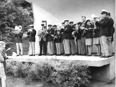 Vimmerby Blåsorkester i Källängen midsommarafton. 1. Nils Cederteg Vimmerby, 2. Arne Hjertberg Vimmerby musiklärare, 3. Hans Rundgren Vimmerby charkuterist, 4. Per Inge Stenberg Vimmerby bagare, 5. Göte Wulff  Vimmerby, 6. Alf Hörberg ( 11 år ) Vimmerby, 7. Gustav Hörberg Vimmerby lagerchef,
8. Ernst Rundgren Vimmerby musikfanjunkare,
9. Henry Halén Vimmerby ordförande. i Blåsorkestern rektor, 10. Henrik Halén Vimmerby studerande,
11. Lars Cederteg Vimmerby charkuterist,  12.? 
13. Anita Hjelm Vimmerby studerande, 14. Roland Gustafsson Vimmerby charkuterist, 15.?.     