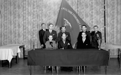 Svenska Handelsarbetarförbundet avdelning 2 Fest i Storebro  
Stående från vänster, 4. Nils Carlsson   
sittande fråv vänster, 1. Inga-Britta Carlsson, 2. Nils Lindroth  