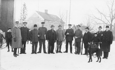 Frivilliga landstormen.  Från vänster:  1. Moline, Axel major,  2. Nilsson Enok i Samuelstorp 3. Jonsson, Gustav, kamrer,  4. Eriksson, Erik, tapparbas,  5. Larsson, L.W. boktryckare,  6. Nilsson Arne i Nybble 7. Lindström, Holger, handlare, 8. Andstedt, Gustaf, polis,  9. Nilsson, Conrad, Ludvigsborg 10. Pettersson J.A. i Lund 11. Kullman,jobbar på centralbryggeriet.  
Samling vid Västra Tullen