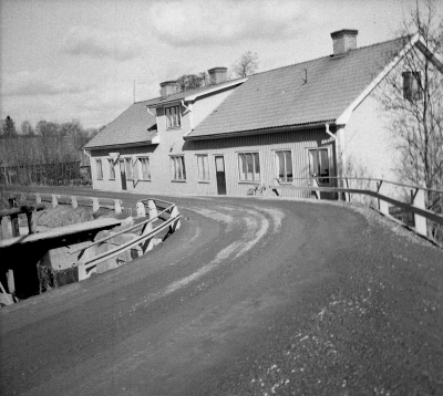 Storebro
Fotot är taget när telefonstationen fortfarande fanns kvar, OBS skylten över dörren till vänster.
På 1940 - och 50 - talen fanns här också matservering till höger. Även teleföreståndaren Märta Karlsson med familj, Erik och Klas bodde på nedre våningen. Längst bort till vänster, de två sista fönstren , där bodde modellsnickaren Axel Rinaldo. På övre vångingen hade Torsten och Karin Andersson med dotter Inger sin lägenhet.

Dok.110516/KG

Storebro kontoret 1960-talet    T.E.