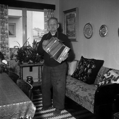 "Johan på Snippen"  Johan Edvard Axelsson  "Axen"  född 25-3-1872, död 30-8-1961.  Bodde på Lindängsgatan var god vän med ( "Skånska Lasse." ) Fotot: tagit på 80 årsdagen 1952.     

Dok.111025/KG