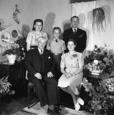 Henry Jonsson med familj
- Aby -

Dok.111101/KG