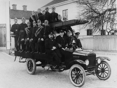 Vimmerby Borgarbrandkår 1920-talet. 1.  Oskar Johansson,bramdman , sadelmakare och tapetserare, 2. Robert Hammarlund, brandman och murare , 3. Thorén, brandman och smed,  4. John Adolfsson, brandman och skinnhandlare, 5. Oscar Svanberg brandman Vimmerby Sadelmakare 6. okänd  7. Albert Borgstrand ,brandman och skomakare, 8. Karl Fransson  brandman  virkesmätare, 9. Napoleon Karlsson brandman och  skomakare 10. Gustaf Hultin brandman Vimmerby 11. Martin Jönsson Vimmerby brandman och chakuterist, 12. Oskar Wenström brandman och kopparslagare, 13. Ludvig Pålson Brandchef och guldsmed Vimmerby,  14. Ivar Wettermark brandman och plåtslagare hos Almér Vimmerby, 15. Axel Lindström, Brandman Vimmerby Skolvaktmästare, Samskolan, 16. Axel Almér  vice. brandchef och plåtslagare, 17. Gottfrid Lindblad brandförman och smed. Bilen betalades med pengar som brandmännen själva skaffat fram genom att ordna basarer och andra nöjestillställningar samt insamlingar. Det var ett lyckligt gäng som äntrade Forden.   

Evy Nicanders dokumentation: Elitbrandkår 1922. Bredvid brandchef Pålsson vid ratten Ivar Wettermark.

Dok.090506/SJ 