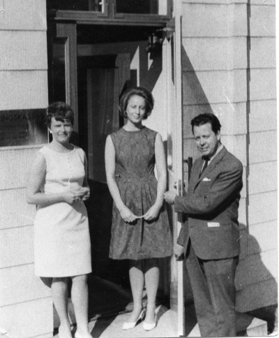 Sjukkassan Vimmerby.  1. Sonja Johanson 2. Irene Hägg, Syorebro  3. Olle Ström, föreståndare.  Sjukkassan låg då nedanför kyrkan, där Sandra:s varuutag nu ligger. (Vid Kampgatan)
