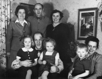 1. Ingrid Sundlöv  2. Folke Danielsson  3. Greta Danielsson/ Karlsson  4. Karl Sundlöv  5. Clary Sundlöv  6. Gunilla Sundlöv  7. Bo Eriksson  8. Elsie Eriksson.          