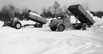Snöröjning med Traktor och lastbil Scania Vabis .    