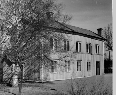 Grönsiskan i detta hus hade staden sjukhus i på 1866-1880. T.E

Gårdshus på Per Johansgården, Sevedegatan 23.  Slaktarbasen Mille Karlsson, hustru Märta, sönerna Göran och Jan, Dagnäs.

Dok.090206/SJ