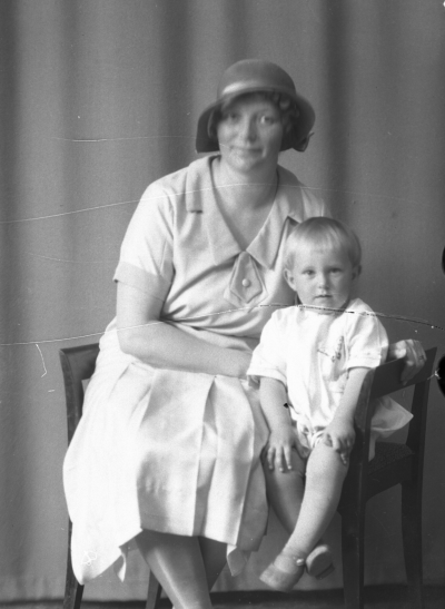 Skräddare Jakobsson, fru och barn



Dok.080429/RS