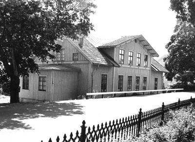 Brunnsrestaurangen Södra Vi  före 1898 Folkhögskola. Flyttades till Gamleby 1898.