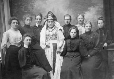 Kring en missionär. Sittande till vänster: Hedvig Forssell  till höger: Ingeborg Forssell, Göta Tisell.Stående från vänster Ottilia Rudell, Anna Johansson, Anna Tisell (missionären)  Ingeborg Frössberg, Anna Rundqvist, och Emy Winell.    