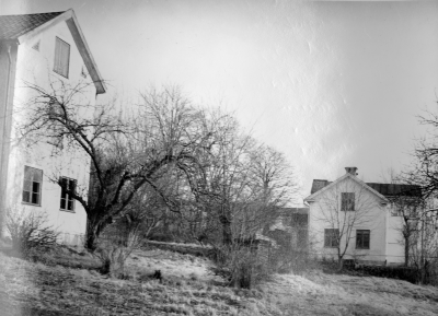 "Kv. Svalan, till vänster Lugnet ägare Fröknarna Nilsson sålt till Vimmerby stad 1970-talet. Till höger Gustavslund, ägare Järnvägstjänstemannen Gustav Svensson såldes sedan till Vimmerby stad avsett att rivas i samband med planerat bygge av nämndhus." Torvald Eriksson