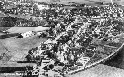 Flygfoto över Vimmerby
med bland annat VästraTullen, Sevedegatan, Storgatan, Stångågatan 

Vimmerby sett från omgivningarna.   T.E.