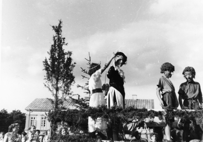 Barnens dag firande
- troll-

Dok.100525/KG