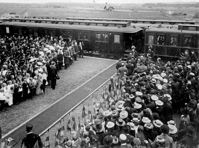 Oscar II välkomnas av tillförordnade borgmästaren Otto Wahlberg (fadern då sjuk). Järnvägsinvigningen 8 juni 1902,  tillförordnade Borgmästare Otto Ossian Wahlberg hälsar Kung Oscar II och kronprins Gustav välkomna. Bakom järnvägen syns skyttepaviljongen som sedan flyttades till Svinhagen.