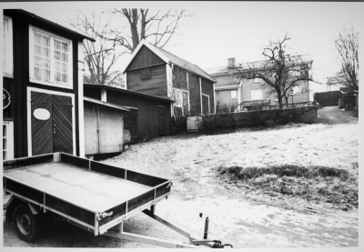 Dokumentationsfotografering av tillverkningsprocessen på Snickargården.
Vårvintern 1988
Tillverkning av fransk pardörr.
Avbildade personer:
Tönnes Andersson
Bernth Ericsson
Lillan Ericsson
Alvar Andersson
Bildmaterialet användes senare till en skärmutställning om Snickargården som visades på Vimmerby Bibliotek