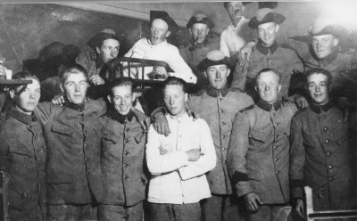 2. Erik Liljeblad chaufför, 4. Jonas kommunalarbetare Södra Vi,  7. Georg Svensson fanerare,  8. Nisse på Näset  byggnadsarbetare, 10. Ture målare Hagaborg,  