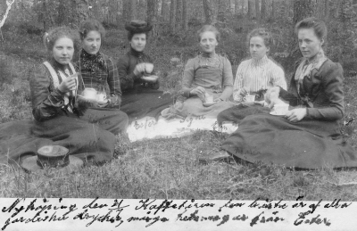 Gulli ? Ester Signe Elin Maria 
Nyköping den 21/7 Kaffetåren den bästa är af alla jordiska drycker, många helsningar från Ester