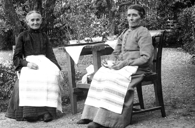 Från vänster 1. ? 2. Matilda trotjänarinna hos kantor och folkskollärare J.P. Johansson.          