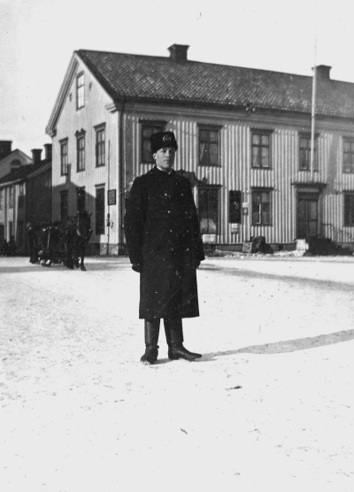 Polisman Gustaf Johansson på torget 1910-talet.   T.E.