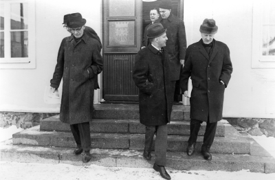 Från  vänster  1. Harry Karlsson D.K. ordförande  2. Gösta Hanning, landssekreterare Kalmar  3. Stig Alemyr, S.F. ordförande, rektor  4. Björn Lindberg, stadsdirektör  5. ? 6. Erik Westerlind, landshövding Kalmar.      