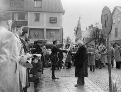 Prosten Erik Meurlin talar till husarerna ( korum ).        