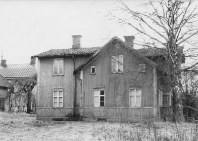 Drottninggatan 30, tidigare bodde en familj Lindberg där. Huset inköpt av Vimmerby stad. Till vänster syns "Högalid", familjen Gustavi har byggt huset och bott här i början av seklet, husets norra sida.   