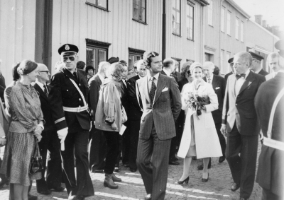 Utanför Grankvistgården Storgatan Vimmerby. Från vänster, 2. Bengt Hultqvist arkitekt, 7.  Kung Carl  XVI Gustav,  9. Drottninng Silvia, 10. Stig Alemyr rektor o stadsfullmäktiges ordförande, 11.  Erik Vestlind landshövding i Kalmar län.