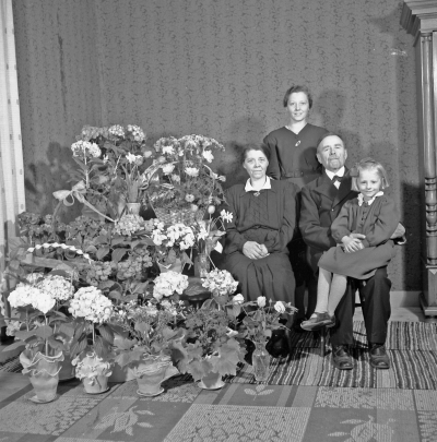 Herman Karlssons familj. Fru Ester Karlsson (1895-1979), svärfar Karl-Johan "Pom-Pom" Lang Andersson, dotter Hjördis Karlsson stående, dotter Gunlög Karlsson/Adriansson (i knäet). Ester 50 år.
- Ludvigsborg senare Venholm -

Dok.111101/KG