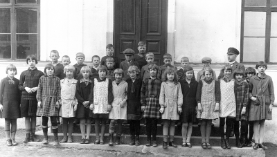 Elever på Folkskolan. Första raden från vänster. 1. 
Maj Ekman, 2. Thea Johansson, 3. Margit, 4. Maj Tuvesson född. Olsson, 5. Ingrid, 6. Dagny Andersson g. Forsberg, 7. Ingrid Nilsson g. Karlsson, Åbro, 8. Daga Palmgren g. Liljeblad, 9. Ebba Kronwall, 10. Anna-Lisa Leijon, 11. Elsa Östh, 12. Karin Samuelsson, 13. Lissie Svensson, 14. Dagny Andersson, g. Lundberg, 15. Ann Gerd Johansson, 16. Märta Arvidsson. Raden överst från vänster 17. Gösta Karle, 18. Sven, 19. Holger Andersson, 20. Arne Rosell, 21. Pelle Bälter, 22. Gösta Eriksson, Åbro (står bakom) 23. Yngve Karlsson, Venholm ( i keps), 24.Gösta Olsson, 25. Lage, 26. Lennart Ekberg, 27. Bengt Wetterström, 28 Pelle och  Överlärare och kantor Ebbe Engkvist.
